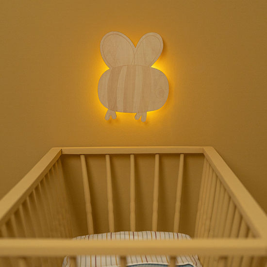 Bild von Wandlampe aus Holz Biene